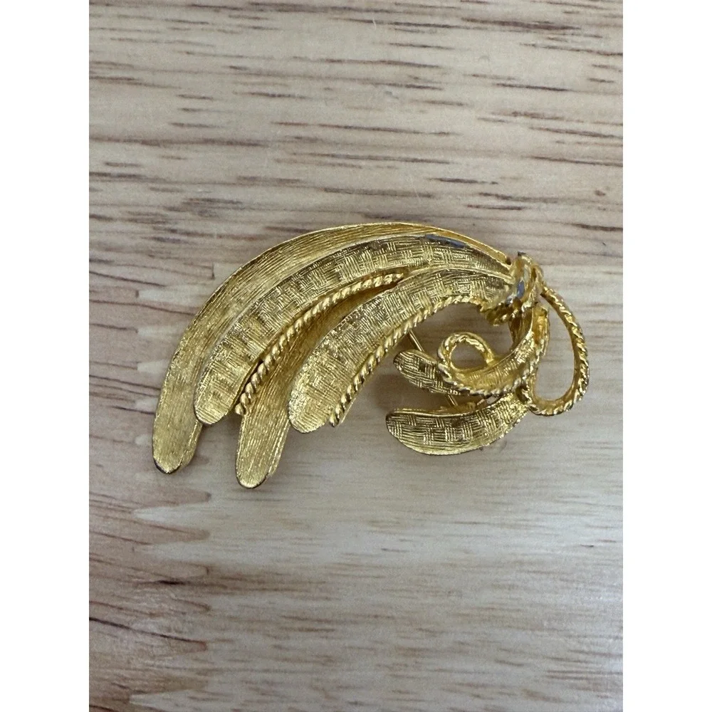 Vintage Gold Tone Feather Pin‎  Leaf Brooch Whimsical Career.